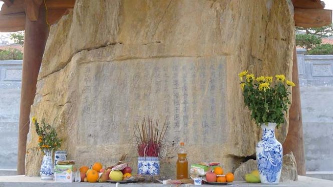 Vách đá Pú Huổi Chỏ, nơi tảng đá viết bài thơ của vua Lê Thái Tổ, nay đã được cưa về để tại đền bia Lê Lợi, gần thủy điện Lai Châu - Ảnh: Vũ Lâm